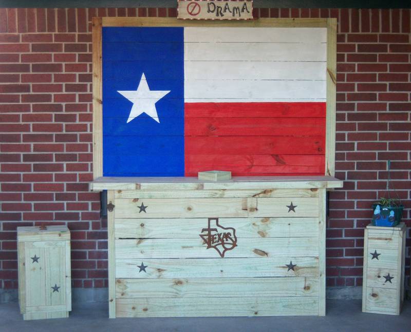 tki_bar_with_texas_flag_and_ises.jpg